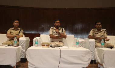 Dhanbad : काम मे लापरवाही करने वालों के खिलाफ कार्रवाई, बेहतर करनेवालों को इनाम : SSP
