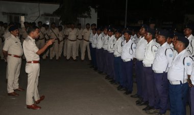 Dhanbad : एसएसपी ने ट्रैफिक पुलिस के अफसर व जवानों को दिया ब्रिफिंग