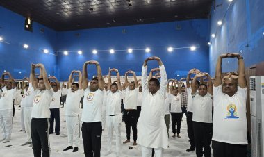 Dhanbad:अंतरराष्ट्रीय योग दिवस पर लोगों ने किया योगाभ्यास, ढुलू महतो बोले- स्वस्थ जीवन के लिए योग अहम