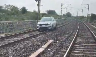 उत्तर प्रदेश की महिला ने तेलंगाना में रेलवे ट्रैक पर सरपट दौड़ायी कार, 15 ट्रेनें डायवर्ट