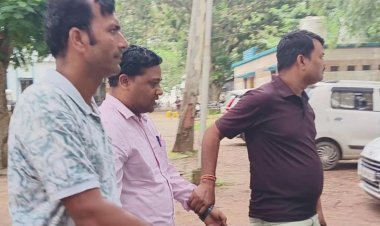 Dhanbad : धनबाद के DCLR ऑफिस में ACB की रेड, 15 हजार रुपये घूस लेते कंप्यूटर ऑपरेटर अरेस्ट