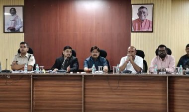 Dhanbad : जिला सड़क सुरक्षा समिति की बैठक , बोले DC दुकान के आगे सामान रखकर नहीं करने दिया जायेगा अतिक्रमण