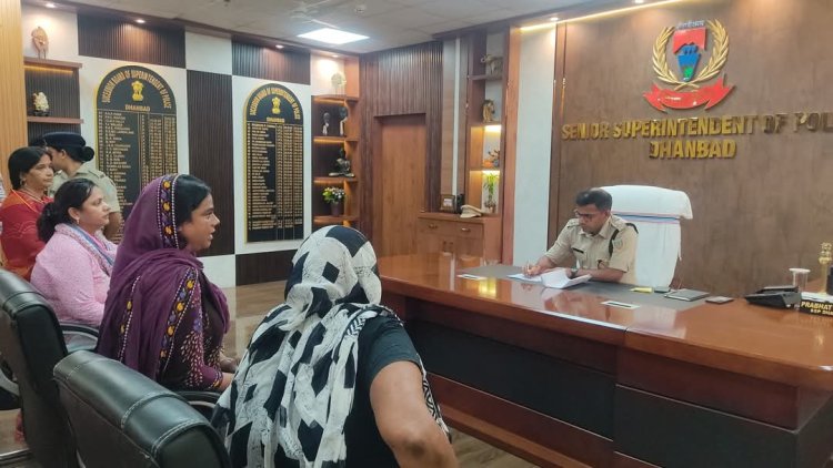 Dhanbad: SSP ने जनता दरबार में की 25 फरियादियों के मामले की सुनवाई