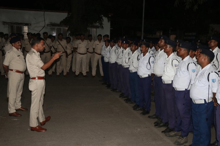 Dhanbad : एसएसपी ने ट्रैफिक पुलिस के अफसर व जवानों को दिया ब्रिफिंग