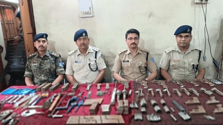 Jharkhand :बोकारो के जरीडीह में इलिगल आर्म्स फैक्ट्री का भंडाफोड़, 12 पिस्टल व अर्धनिर्मित आर्म्स बरामद