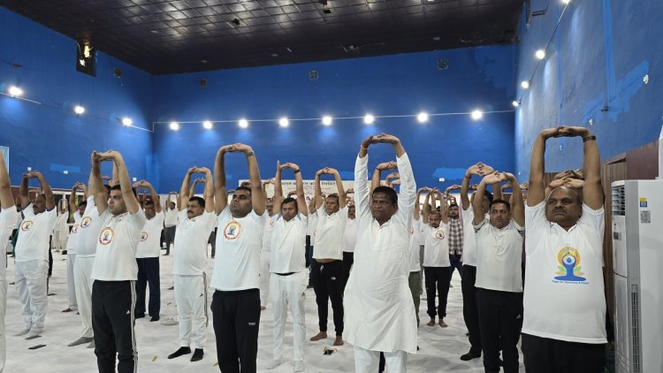 Dhanbad:अंतरराष्ट्रीय योग दिवस पर लोगों ने किया योगाभ्यास, ढुलू महतो बोले- स्वस्थ जीवन के लिए योग अहम