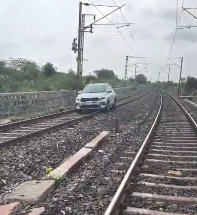 उत्तर प्रदेश की महिला ने तेलंगाना में रेलवे ट्रैक पर सरपट दौड़ायी कार, 15 ट्रेनें डायवर्ट