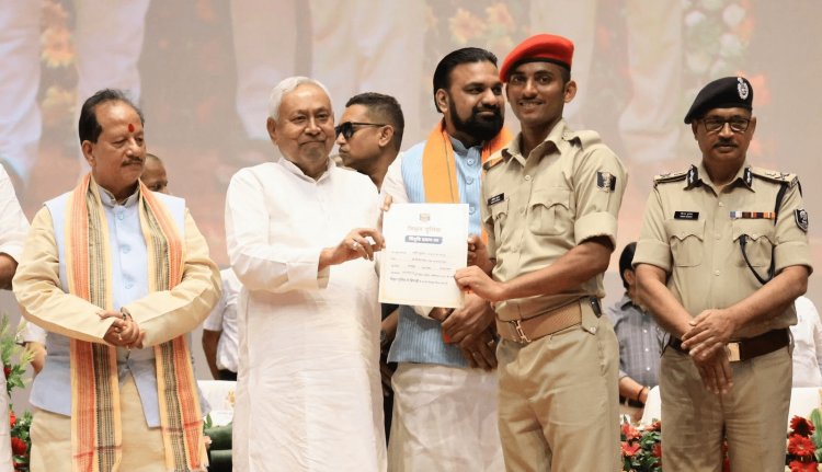 Bihar: बिहार में CM Nitish ने रचा इतिहास, 21392 सिपाहियों को एकसाथ सौंपा नियुक्ति पत्र