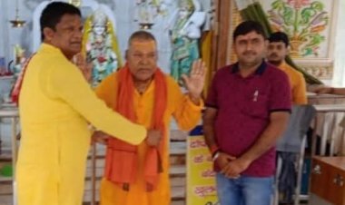 Dhanbad : गुरु पूर्णिमा पर MP ढुलू महतो ने चिटाहीधाम में गुरुदेव के चरणों में शीश नवाया, लिया आशीर्वाद