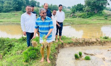 Jharkhand : बाबूलाल मरांडी अपने खेत में किया धान रोपनी, सोशल मीडिया पर शेयर की फोटो