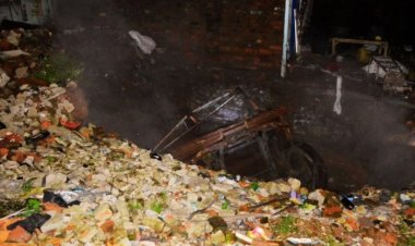 Dhanbad : झरिया में देर रात तेज आवाज के साथ फटी धरती, गोफ में समाया मिनी ट्रक