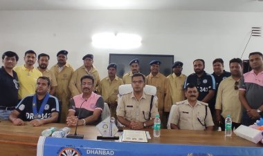 Dhanbad: रॉटरी क्लब धनबाद सेंट्रल व धनबाद राउंड टेबल 342 ने ट्रैफिक पुलिस के जवानों को दिया 200 रेनकोट