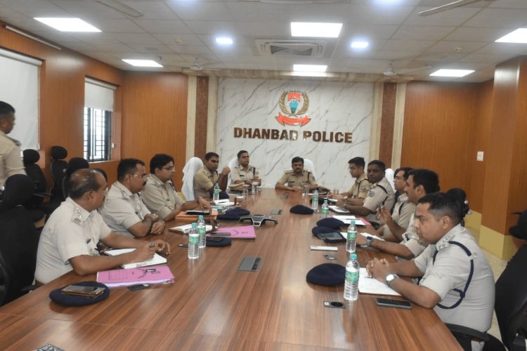 Dhanbad: IG ने पुलिस अफसरों के साथ की समीक्षा बैठक
