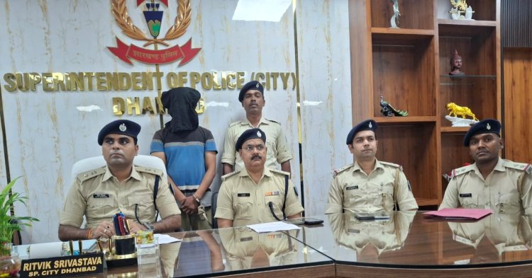Dhanbad : देवघर के आस्तिक गैंग का गुर्गा बरवाअड्डा में अरेस्ट, पिस्टल और गोली बरामद