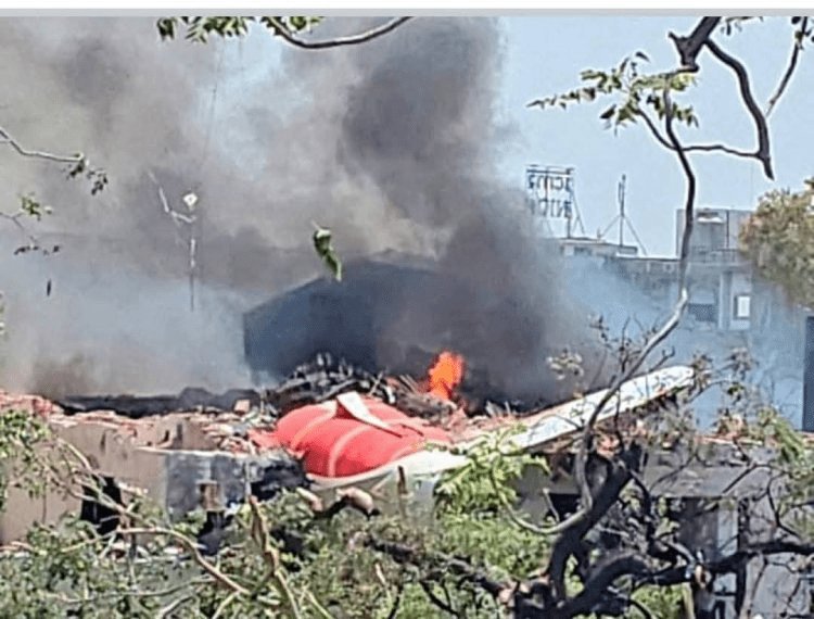 Ahmedabad Plane Crash : अहमदाबाद प्लेन क्रैश की रिपोर्ट में खुलासा, 'एक सेकेंड में फ्यूल कट और इंजन बंद'
