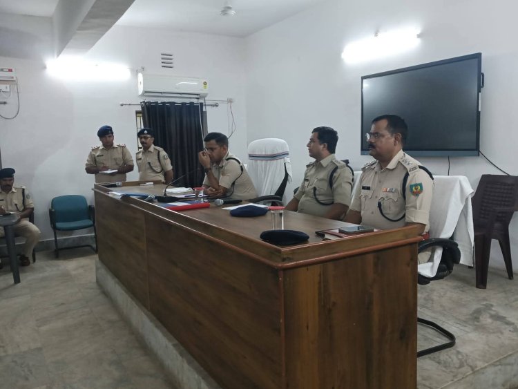 Dhanbad : पुलिस लाइन में पुलिस सभा का आयोजन, एसएसपी ने सुनी पुलिसकर्मियों को समस्याएं