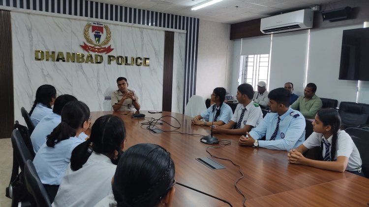 Dhanbad:  SSP बने टीचर, स्कूली बच्चों को पढ़ाया सफलता का पाठ