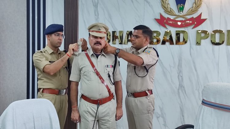 Dhanbad : पुलिस ऑफिस में पिपिंग सेरेमनी, डीएसपी बने अफसरों को एसएसपी ने लगाया बैज