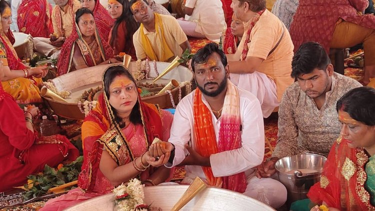Dhanbad : मंत्रोच्चारण से गूंजा आपणो घर, 51 जोड़ों ने किया भव्य सामूहिक रुद्राभिषेक