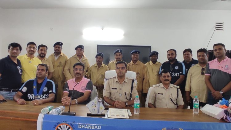 Dhanbad: रॉटरी क्लब धनबाद सेंट्रल व धनबाद राउंड टेबल 342 ने ट्रैफिक पुलिस के जवानों को दिया 200 रेनकोट