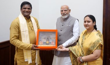 MP ढुल्लू महतो ने अपनी धर्मपत्नी के साथ PM नरेंद्र मोदी से की मुलाकात, धनबाद में एयरपोर्ट निर्माण की मांग