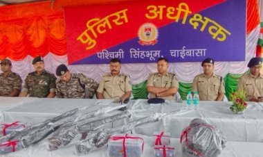 Jharkhand : चाईबासा में नक्सलियों पर पुलिस की बड़ी कार्रवाई, चार SLR राइफल और 527 कारतूस बरामद
