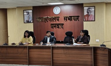 Dhanbad: डीसी ने पंचायती राज विभाग की योजनाओं की समीक्षा, विकास कार्यों में तेजी लाने का निर्देश