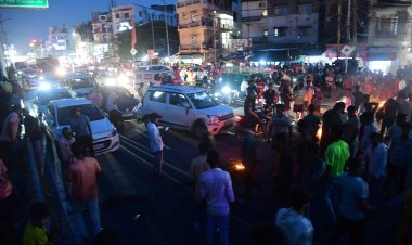 Bihar: पटना में उग्र भीड़ ने गाड़ियों में लगायी आग, मंत्री के काफिले पर पथराव, पुलिस ने की लाठी चार्ज, आंसू गैस के गोले छोड़े