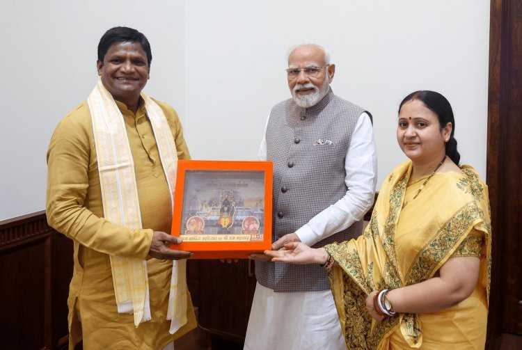 MP ढुल्लू महतो ने अपनी धर्मपत्नी के साथ PM नरेंद्र मोदी से की मुलाकात, धनबाद में एयरपोर्ट निर्माण की मांग