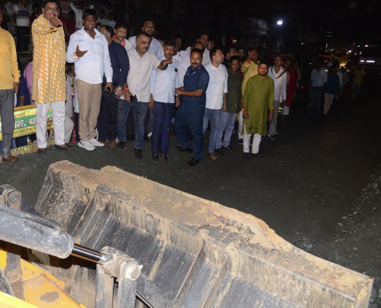 Dhanbad: बीजेपी एमपी ढुलू महतो ने निजी खर्च से कराया पुल अंडरपास की मरम्मत, श्रमदान कर भरवाये गड्ढे
