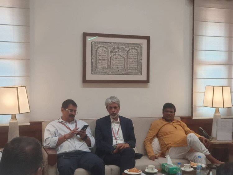 Dhanbad : लघु उद्योग भारती डेलीगेशन के साथ सेल चेयरमैन अमरेंदु प्रकाश से मिले धनबाद एमपी ढुलू महतो