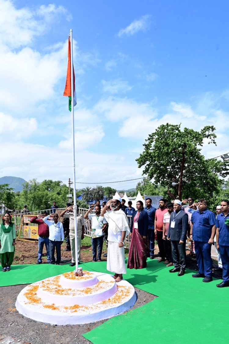Jharkhand: पिता शिबू सोरेन के दशकर्म पर सीएम हेमंत का राष्ट्रधर्म, पैतृक गांव में पहली बार फहराया तिरंगा