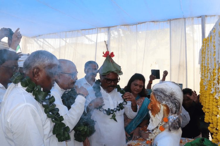 Dhanbad: शिबू सोरेन आश्रम में दिशोम गुरु की प्रतिमा का अनावरण,विधानसभा अध्यक्ष, मंत्री, डीसी, एसएसपी ने दी श्रद्धांजलि