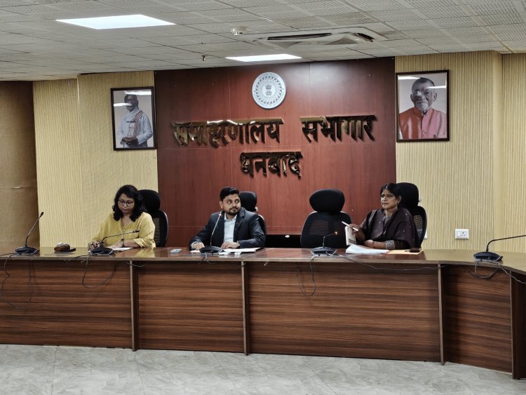 Dhanbad: डीसी ने पंचायती राज विभाग की योजनाओं की समीक्षा, विकास कार्यों में तेजी लाने का निर्देश