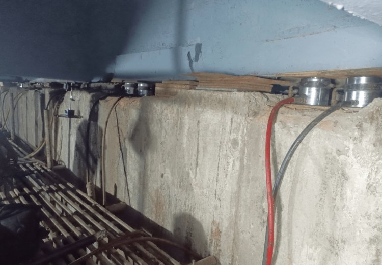 Jharkhand: धनबाद में 16 हाइड्रॉलिक जैक से 3 MM उठाया गया बैंकमोड़ फ्लाइओवर, बेयरिंग बदलने का काम शुरू