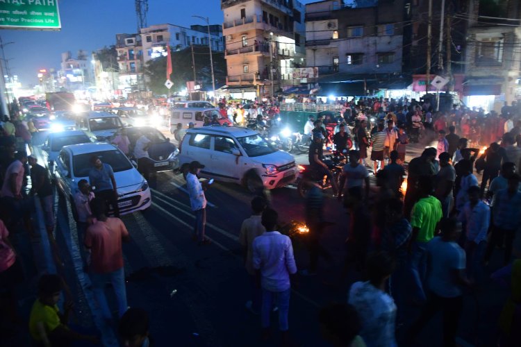 Bihar: पटना में उग्र भीड़ ने गाड़ियों में लगायी आग, मंत्री के काफिले पर पथराव, पुलिस ने की लाठी चार्ज, आंसू गैस के गोले छोड़े