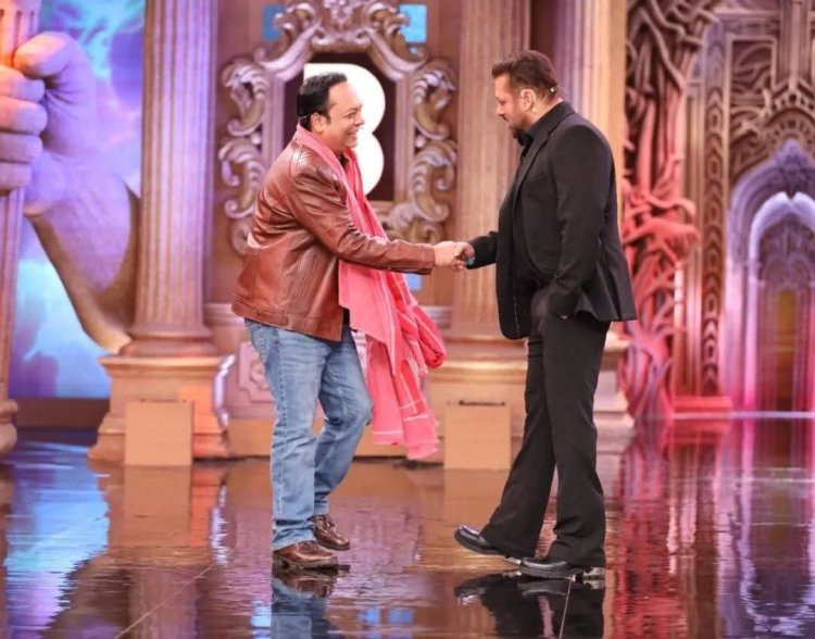 बिग बॉस 19 के मंच पर धनबाद के 'गैंग्स ऑफ वासेपुर' के लेखक ज़ीशान कादरी का जलवा