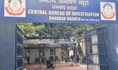 Dhanbad: धनबाद  में बीसीसीएल के दो कर्मचारी 20 हजार की रिश्वत लेते सीबीआई ने किया अरेस्ट