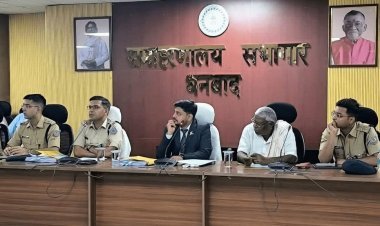 धनबाद में दुर्गा पूजा की तैयारी तेज: अब क्रेन हटायेगी हाईवे पर खड़े वाहन, प्रशासन ने कसा शिकंजा