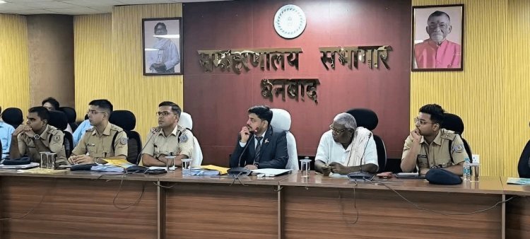 धनबाद में दुर्गा पूजा की तैयारी तेज: अब क्रेन हटायेगी हाईवे पर खड़े वाहन, प्रशासन ने कसा शिकंजा