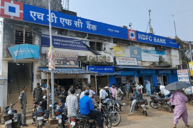 Deoghar : मधुपुर में HDFC बैंक से 2.5 करोड़ की डकैती, स्टाफ व कस्टमर को लॉक कर भागे क्रिमिनल