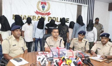 Dhanbad: साइबर ठगों का बड़ा गैंग पकड़ाया, होटल से नौ गिरफ्तार, 17 मोबाइल, 23 ATM कार्ड और ₹5.80 लाख कैश बरामद