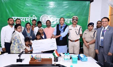 झारखंड:  सीएम हेमंत सोरेन ने शहीद आरक्षियों के परिजनों को सौंपी एक करोड़ 10 लाख की सम्मान राशि