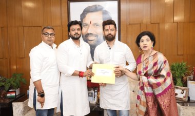 Bihar Elections 2025: चिराग पासवान ने बांटे सिंबल, लोजपा(आर) की पहली लिस्ट मे 15 प्रत्याशियों के नाम