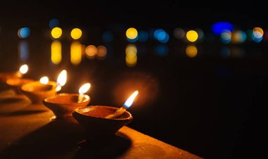Diwali 2025: 71 साल बाद बन रहे पांच महासंयोग, जानें लक्ष्मी पूजन का शुभ मुहूर्त, राशि अनुसार खरीदें ये चीजें