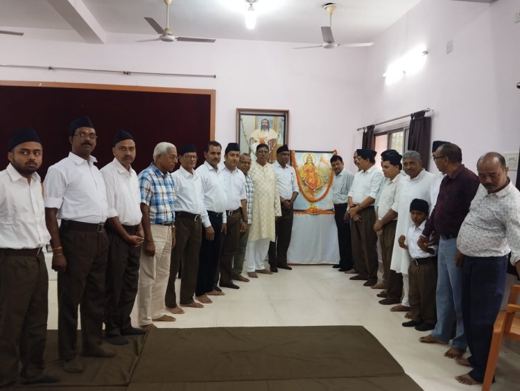Dhanbad: धनबाद में RSS ने मनाया विजयादशमी, हुआ भव्य शस्त्र पूजन