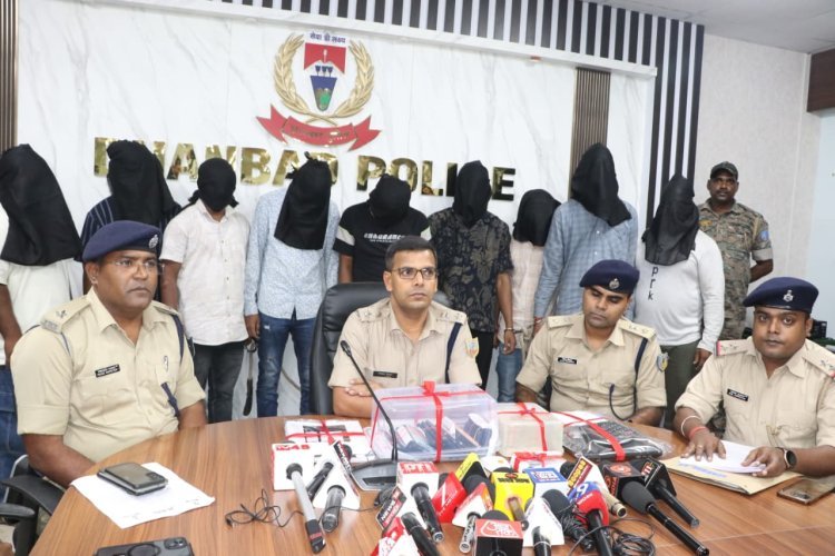 Dhanbad: साइबर ठगों का बड़ा गैंग पकड़ाया, होटल से नौ गिरफ्तार, 17 मोबाइल, 23 ATM कार्ड और ₹5.80 लाख कैश बरामद