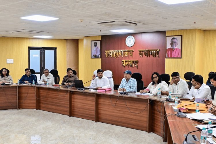 Dhanbad: डीसी का सख्त आदेश: सरकारी जमीन कब्जाने वालों पर होगी FIR, छठ तालाबों की सफाई पर खास जोर