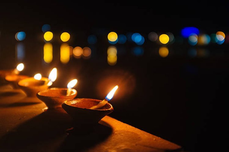 Diwali 2025: 71 साल बाद बन रहे पांच महासंयोग, जानें लक्ष्मी पूजन का शुभ मुहूर्त, राशि अनुसार खरीदें ये चीजें