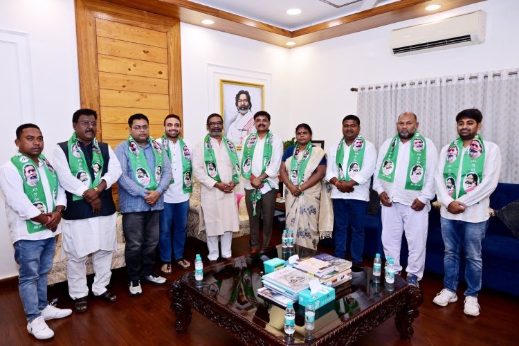 Jharkhand: घाटशिला उपचुनाव के बीच BJP को झटका, पूर्व जिलाध्यक्ष सौरव चक्रवर्ती समेत कई नेता JMM में शामिल